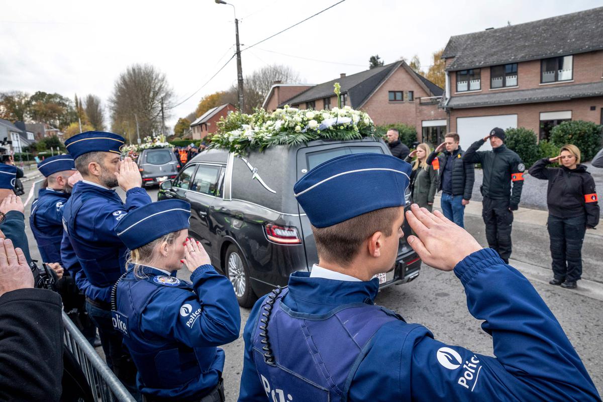 Belgique Des Milliers De Policiers Rendent Hommage à Lun Des Leurs Assassiné Par Un